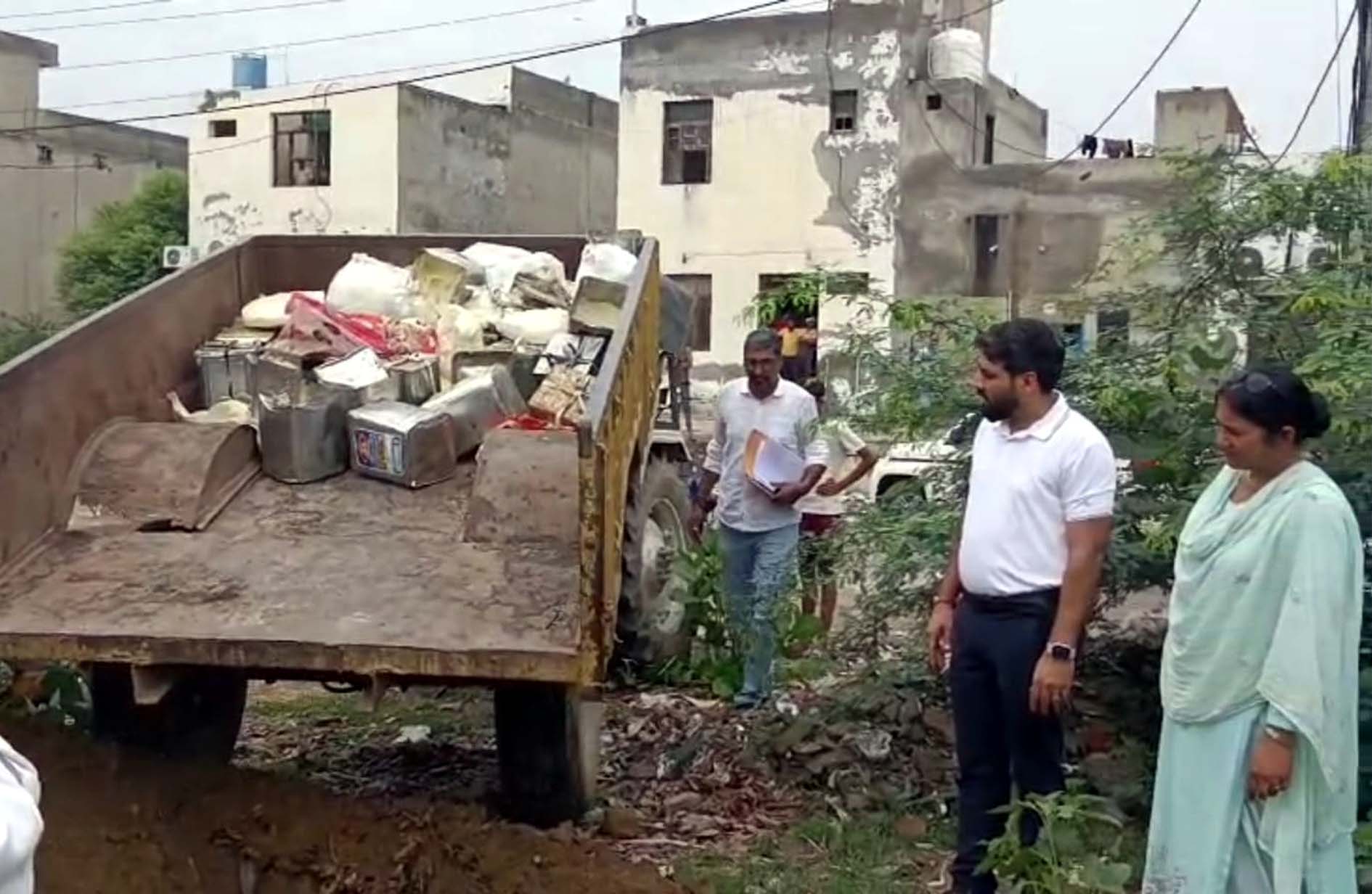 नकली मावा को नष्ट करवाती सीएम फ्लाइंग टीम।