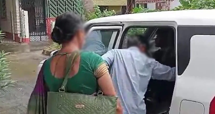 तिलोत्तमा के पिता ने डॉक्टरों पर लगाया राजनीति करने का आरोप