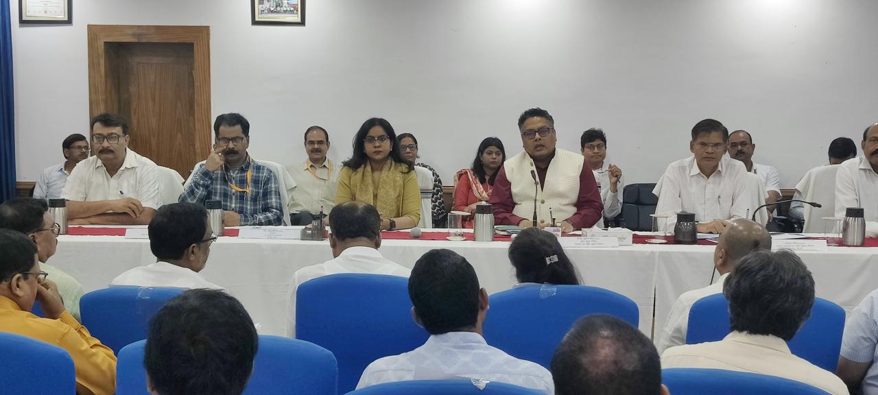 राजस्व एंव भूमि सुधार विभाग के एसीएस दीपक कुमार सिंह बैठक के दौरान