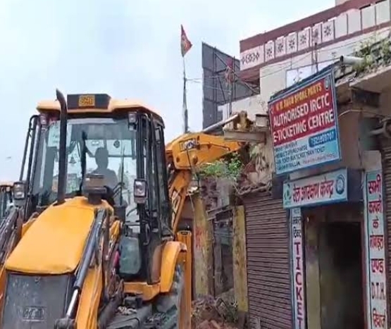 मकान पर बुलडोजर कार्रवाई (वीडियो से ली गई फोटो) मकान पर बुलडोजर कार्रवाई (वीडियो से ली गई फोटो)