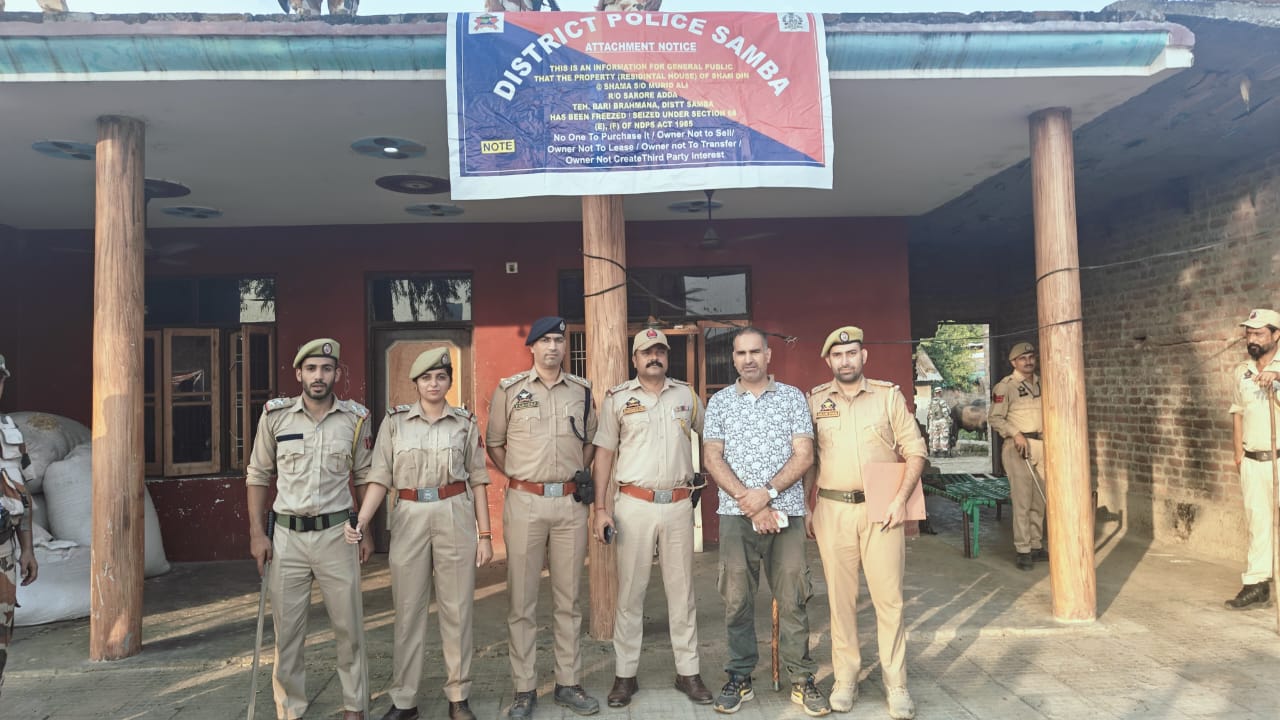 सांबा पुलिस ने सरोरे अड्डा, बारी ब्राह्मणा में कुख्यात नशा तस्करों की 44.50 लाख रुपये की संपत्ति