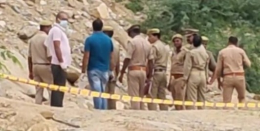 घटना स्थल पर पुलिस टीम जांच करती घटना स्थल पर पुलिस टीम जांच करती