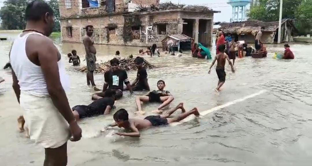 मस्ती करते लोग