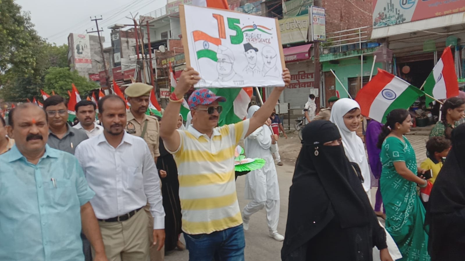 हाथ में स्वतंत्रता दिवस की तख्ती लेकर लोगों से  हर घर तिरंगा लगाने की अपील करते हुए जिलाधिकारी डॉ दिनेश चंद्र