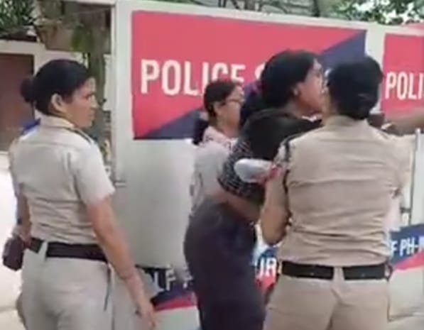 फोटो : हंगामा करते किन्नर। फोटो : हंगामा करते किन्नर।