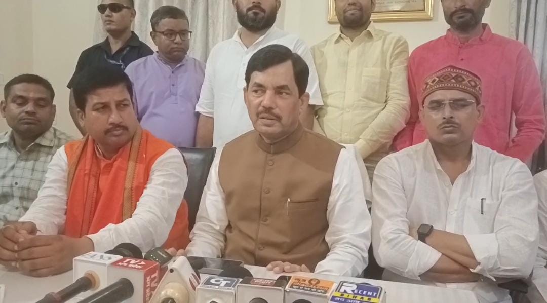संबोधित करते शहनवाज हुसैन