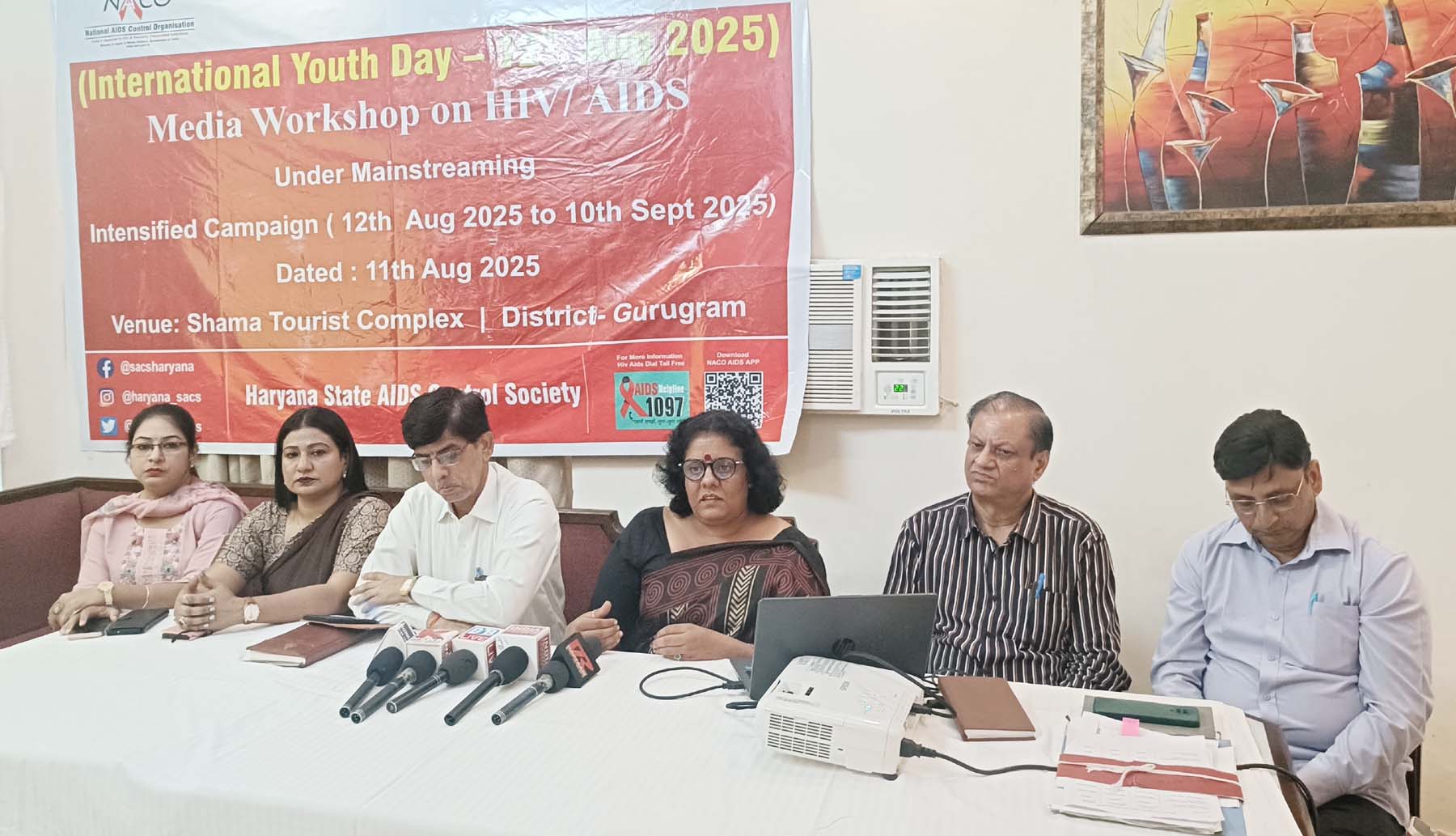 गुरुग्राम में राज्यव्यापी एचआईवी/एड्स जागरुकता कार्यक्रम से पूर्व मीडिया कार्यशाला में जानकारी देते स्वास्थ्य विभाग के अधिकारी।