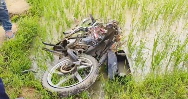 दुर्घटना के बाद बाइक खेत में घुस गई