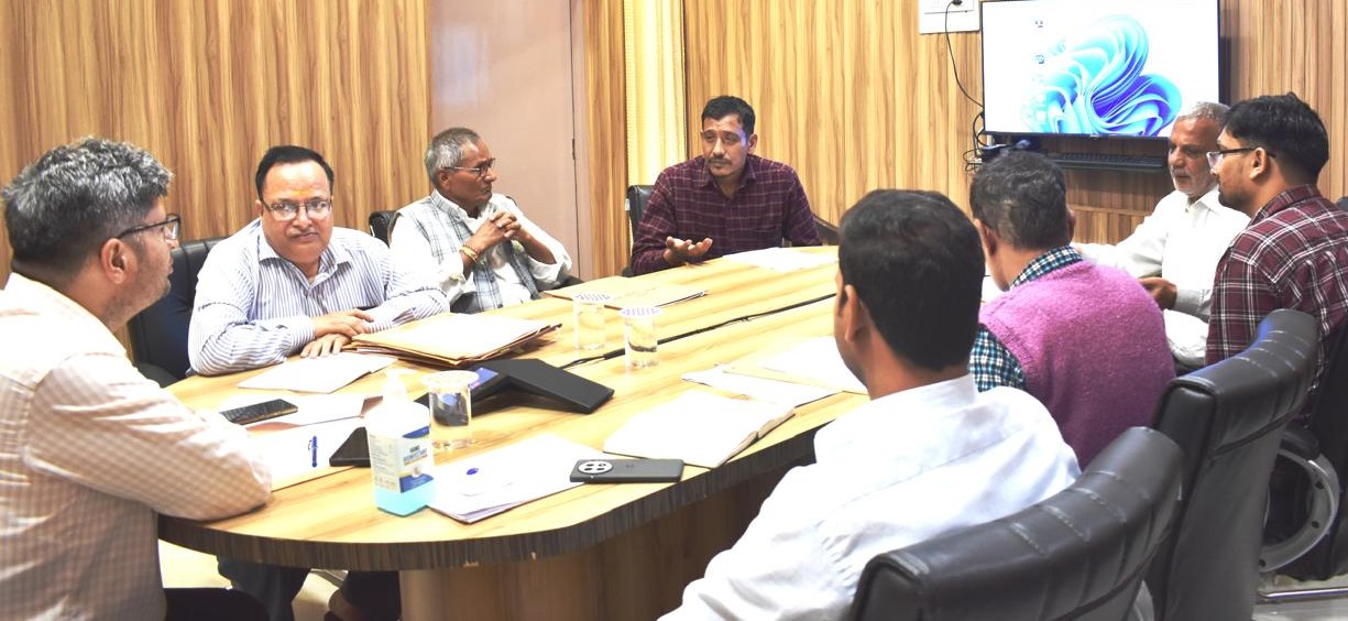 राजनीतिक दलों के साथ बैठक में डीएम संदीप तिवारी व अन्य।