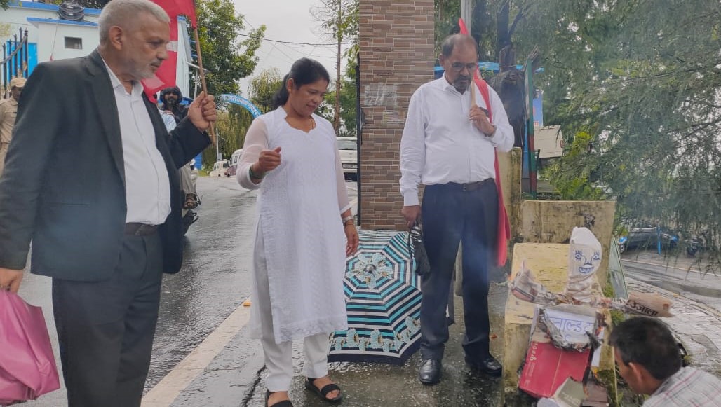 गोपेश्वर में अमेरिकी टैरिफ के विरोध में ट्रंप का पुतला दहन करते सीपीएम के कार्यकर्ता।