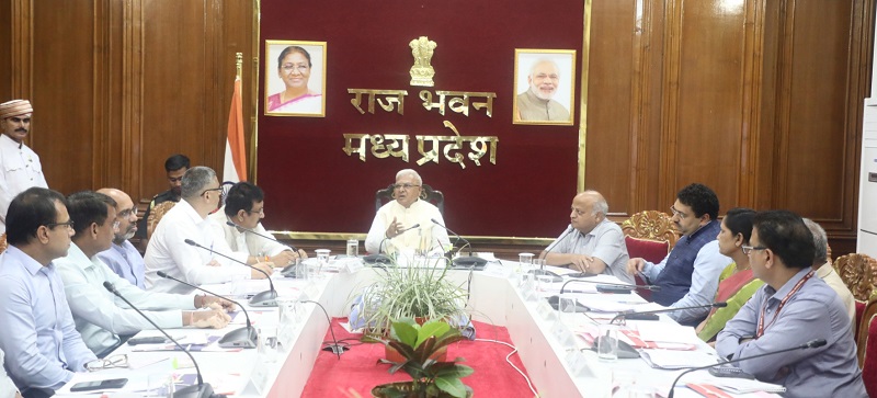 पीएम जनमन योजना को लेकर बैठक लेते हुए राज्यपाल मंगुभाई पटेल
