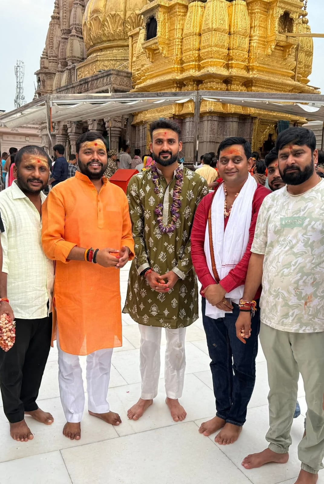 भारतीय तेज गेंदबाज आकाशदीप बाबा विश्वनाथ के दरबार में