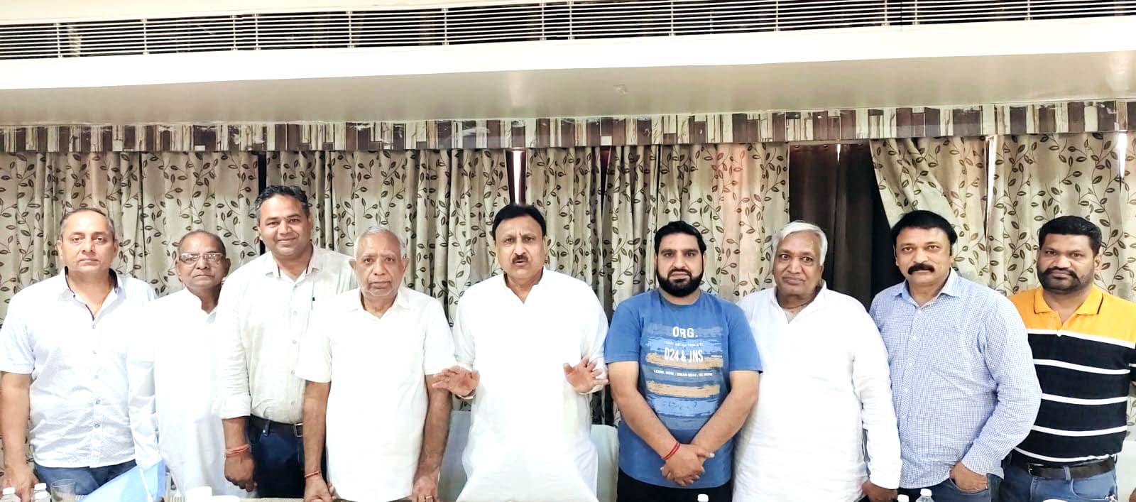बजरंग गर्ग व्यापारी प्रतिनिधियों को संबोधित करते।