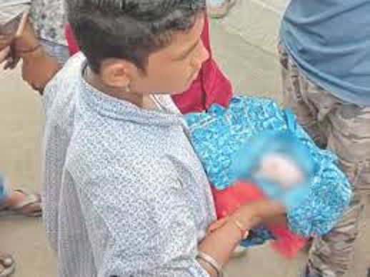 इंदौर के चोइथराम मंडी क्षेत्र में झाड़ियों में पड़ा मिला नवजात का शव