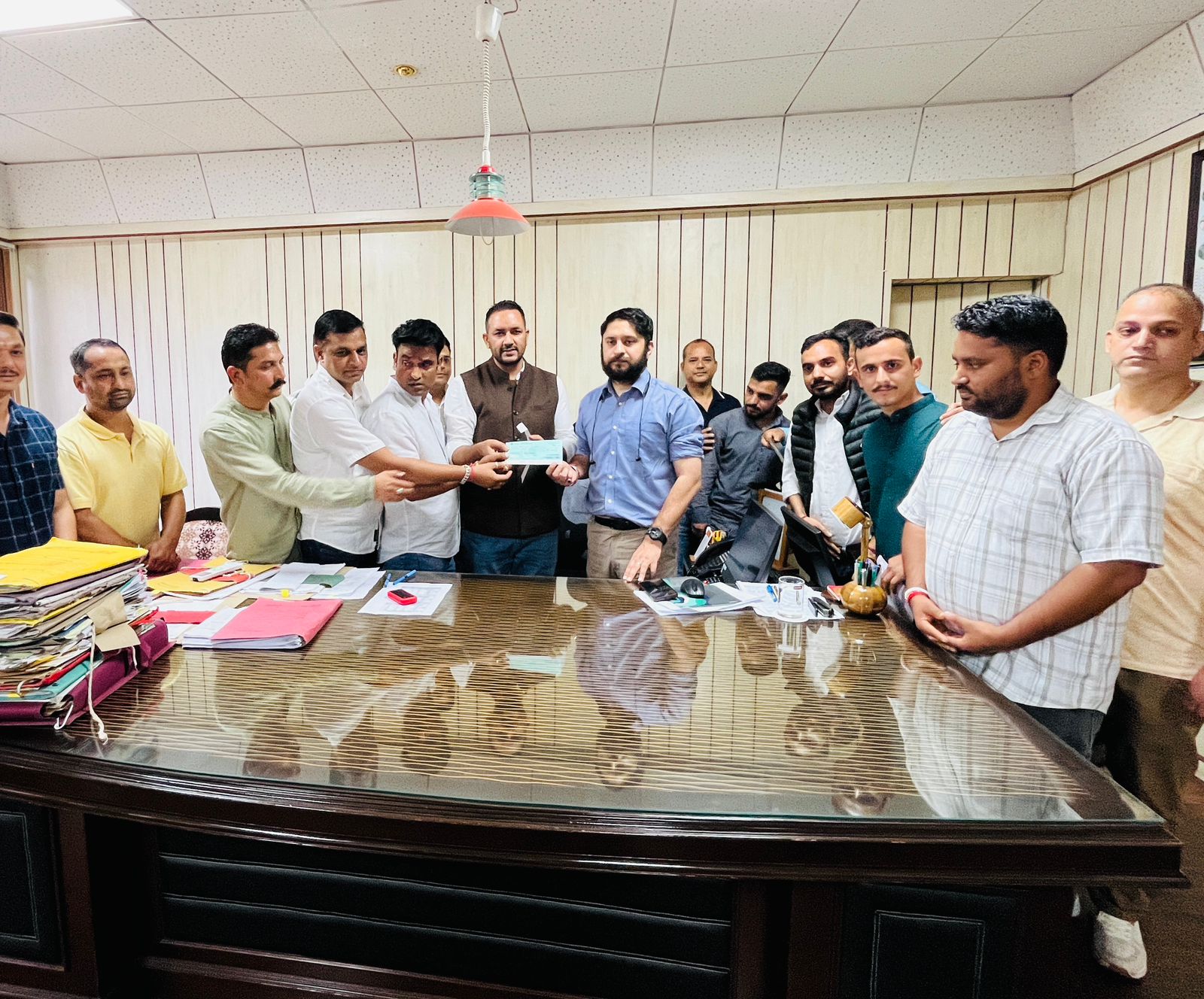 उपायुक्त का 11 लाख रूपए का चैक भेंट करते हुए वीरभद्र सिंह फाउंडेशन के सदस्य।