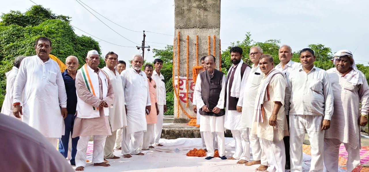 स्वतंत्रता संग्राम सेनानियों को श्रद्धांजलि देते हुए कांग्रेस पार्टी के कार्यकर्ताओं का छाया चित्र स्वतंत्रता संग्राम सेनानियों को श्रद्धांजलि देते हुए कांग्रेस पार्टी के कार्यकर्ताओं का छाया चित्र