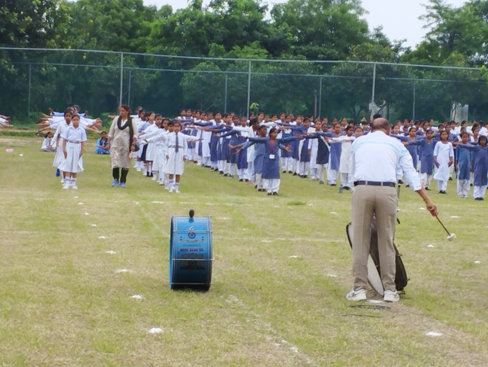 स्वतंत्रता दिवस को लेकर पीटी करते हुए बच्चे।