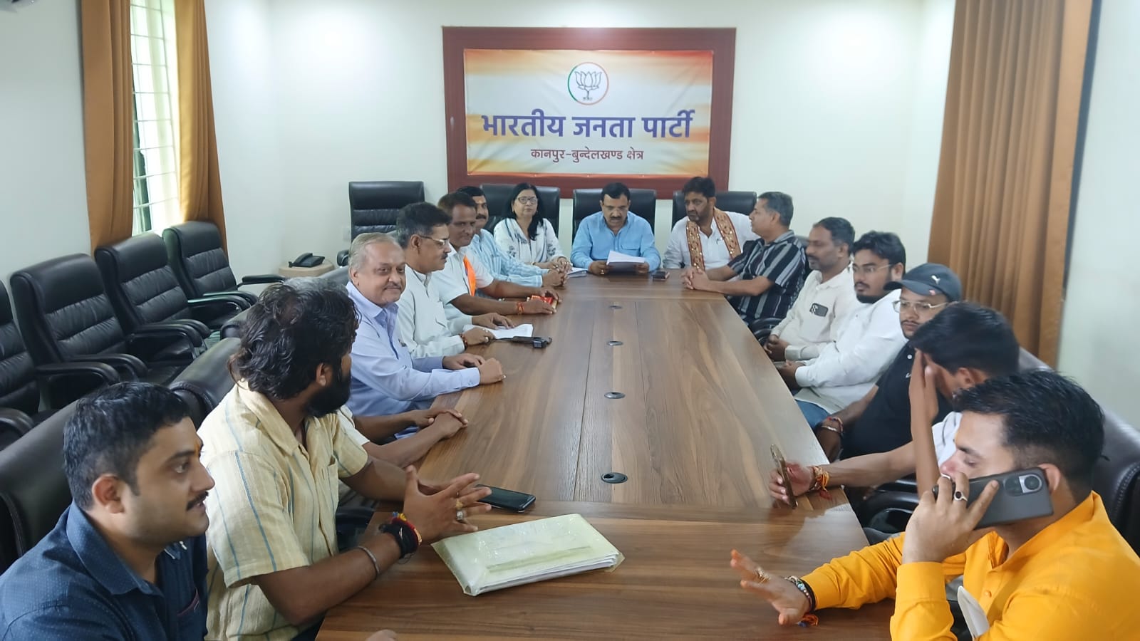 बैठक के दौरान कार्यकर्ताओं को जानकारी देते प्रकाश पाल