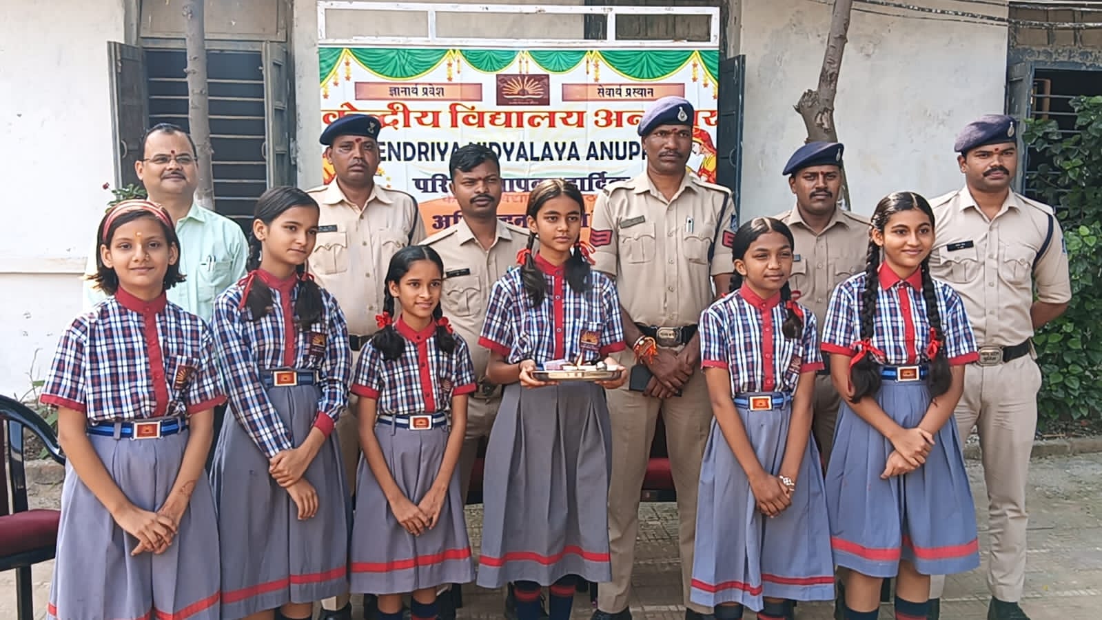 पुलिस जवानाे के साथ ्केन्द्रीय विद्यालय की छात्राओं