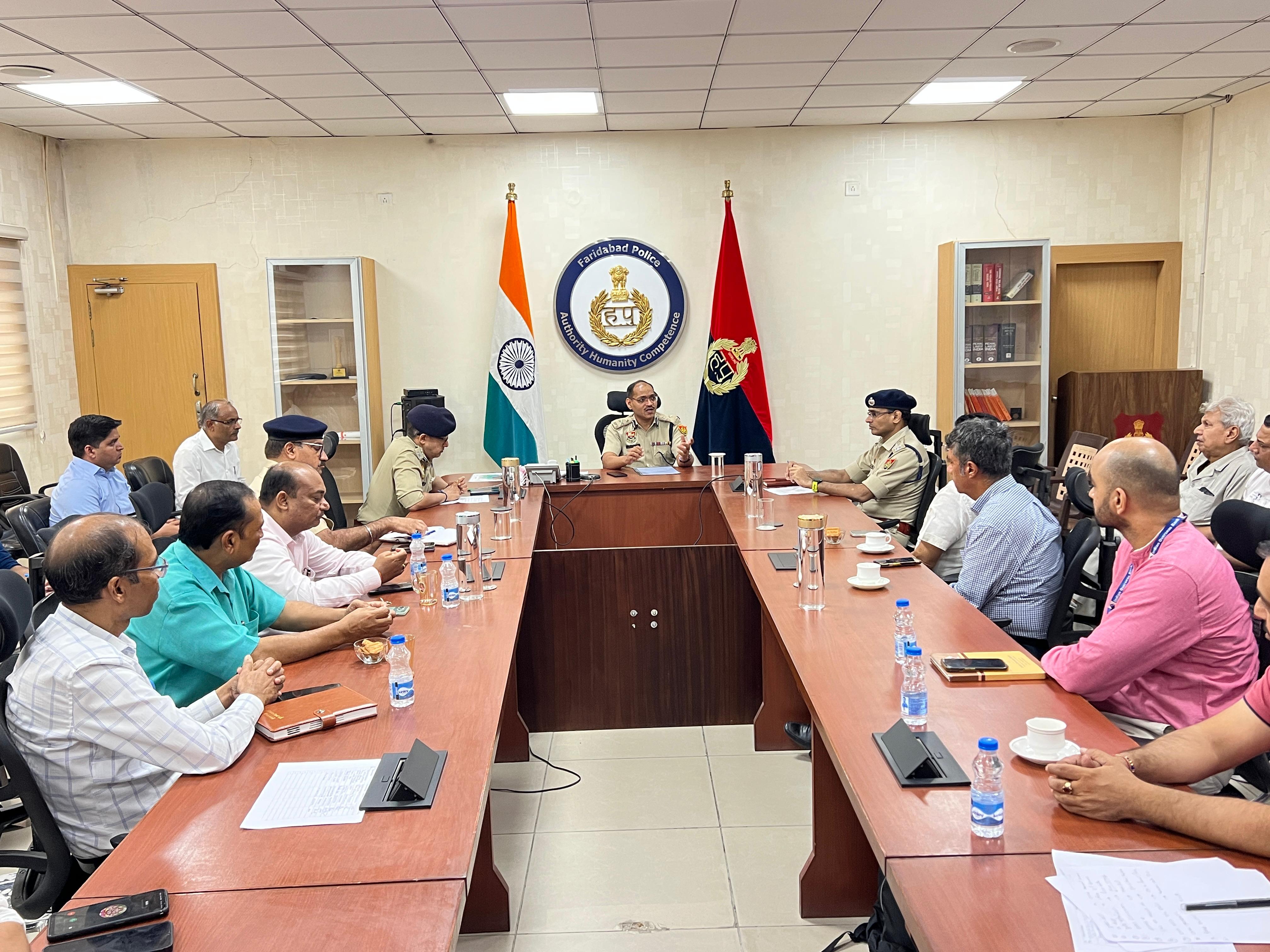 पुलिस आयुक्त सतेंद्र कुमार गुप्ता बैठक लेते हुए