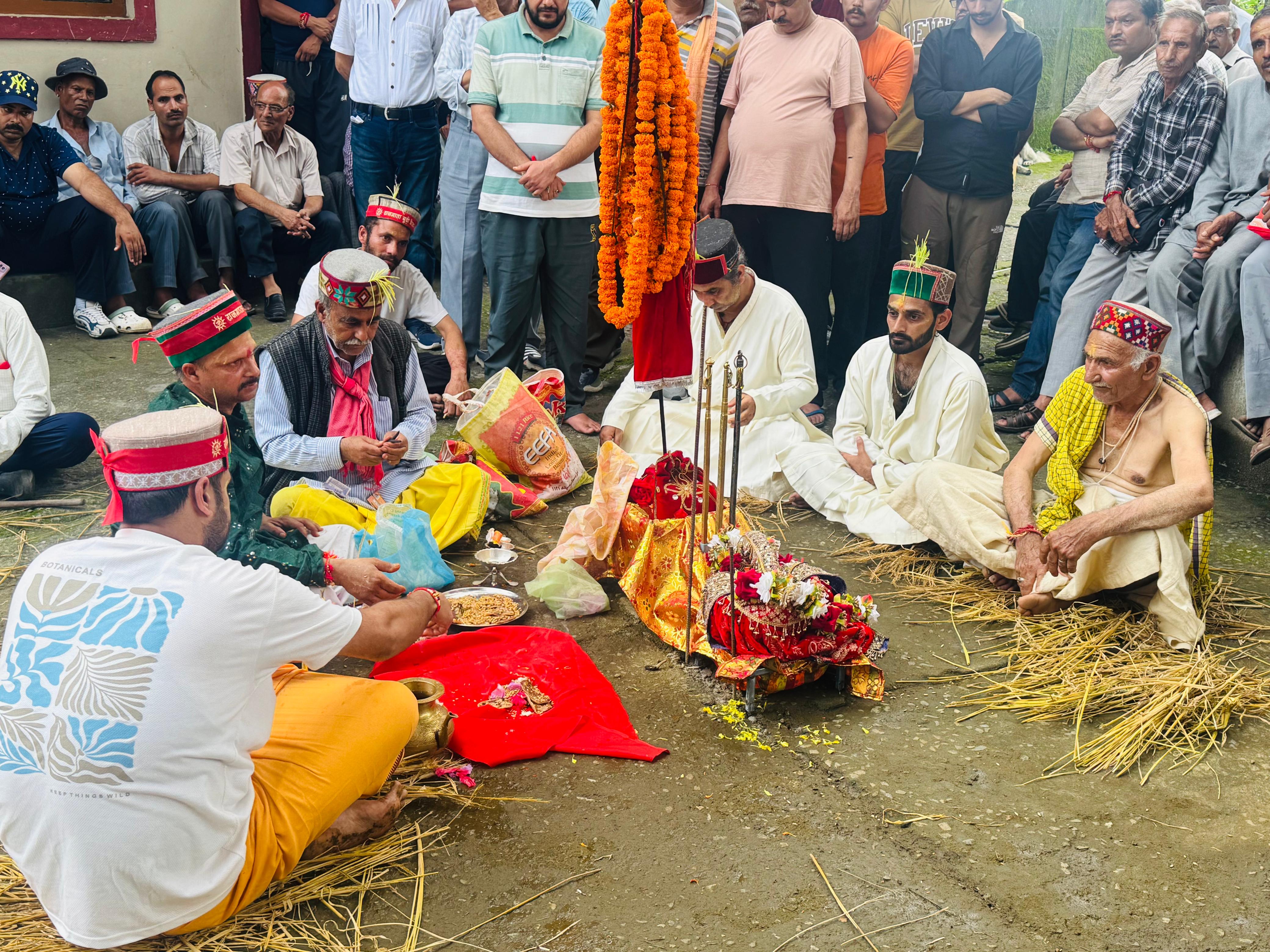 राजमाता भूढ़ी भैरवा के होम के दौरान देवताओं के गूर।