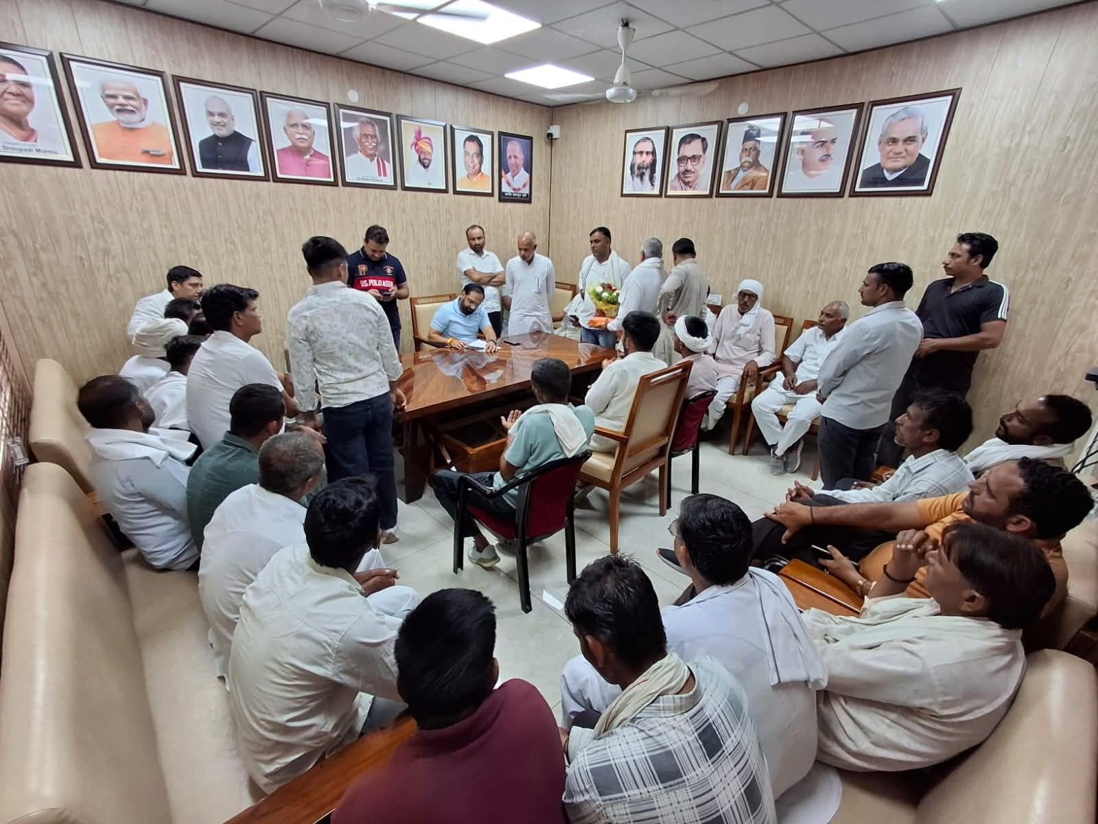 जनता दरबार में लोगों की समस्याओं को सुनते हुए विधायक देवेंद्र चतरभुज अत्री।