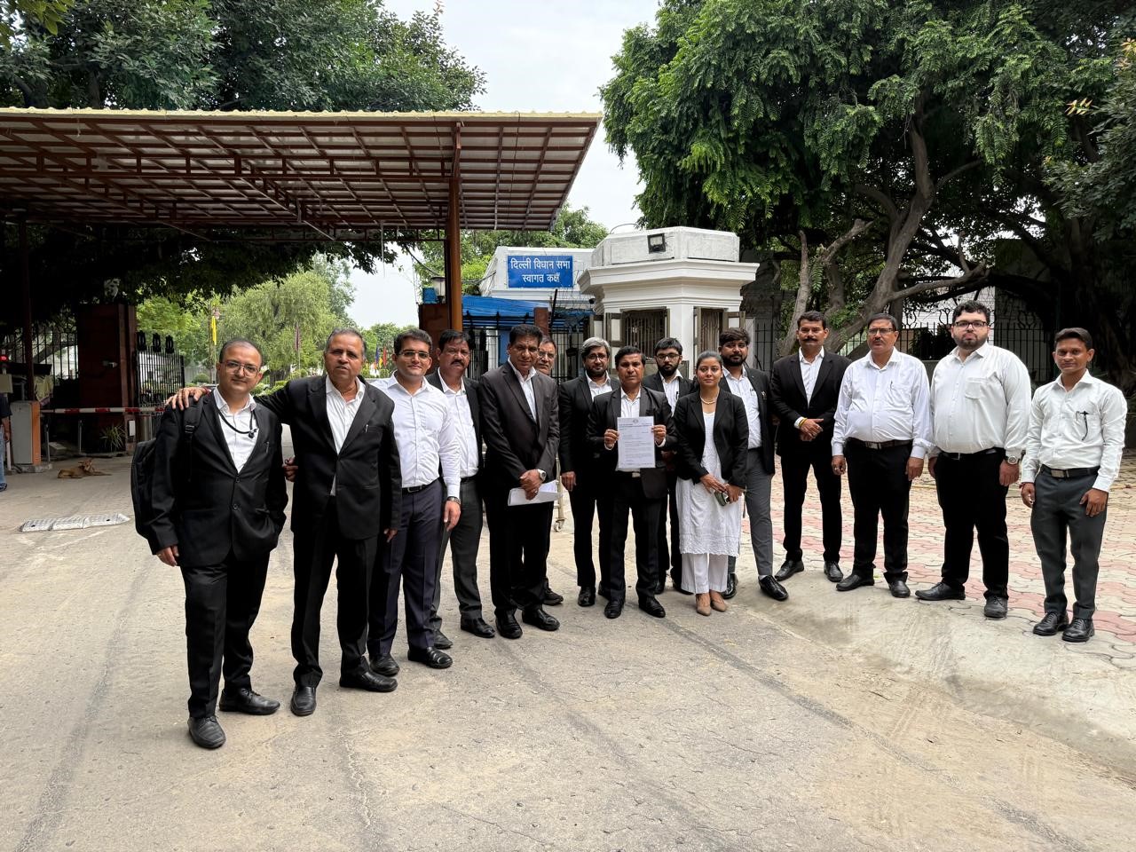 दिल्ली विधानसभा के गेट पर लीगल एवं मानवाधिकार विभाग के चेयरमैन एडवोकेट सुनील कुमार समन का जवाब लेकर खड़े