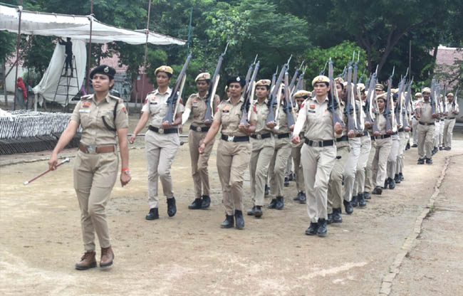 सोनीपत: रिहर्सल में मार्च पास्ट करते पुलिस दल