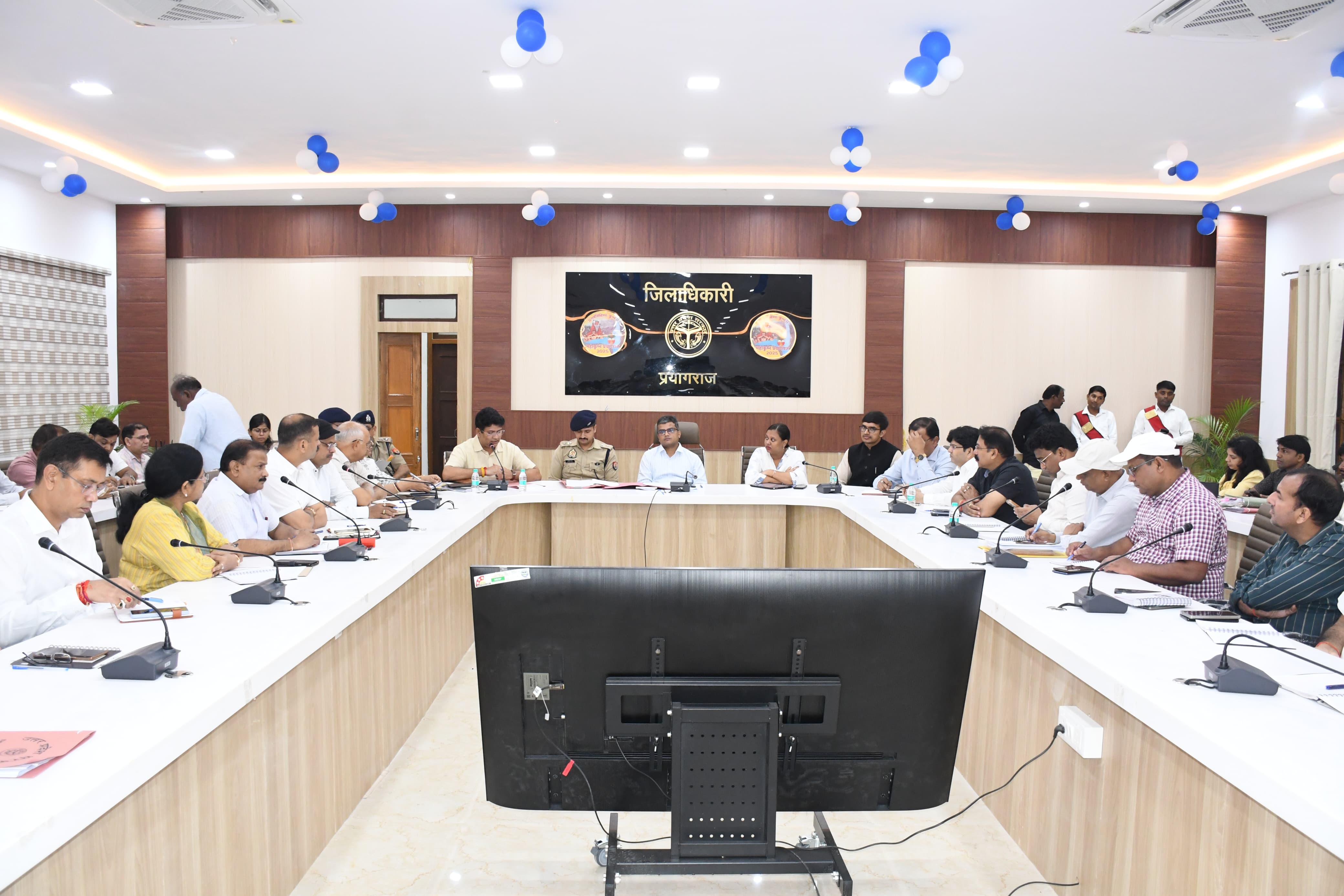 स्वतंत्रता दिवस की तैयारियों की समीक्षा बैठक करते हुए जिलाधिकारी प्रयागराज समेत अन्य अधिकारियों का छाया चित्र स्वतंत्रता दिवस की तैयारियों की समीक्षा बैठक करते हुए जिलाधिकारी प्रयागराज समेत अन्य अधिकारियों का छाया चित्र