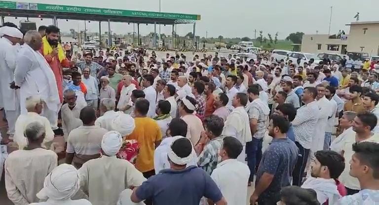 लाखनमाजरा स्थित टोल पर जुटी ग्रामीणों की भीड़।