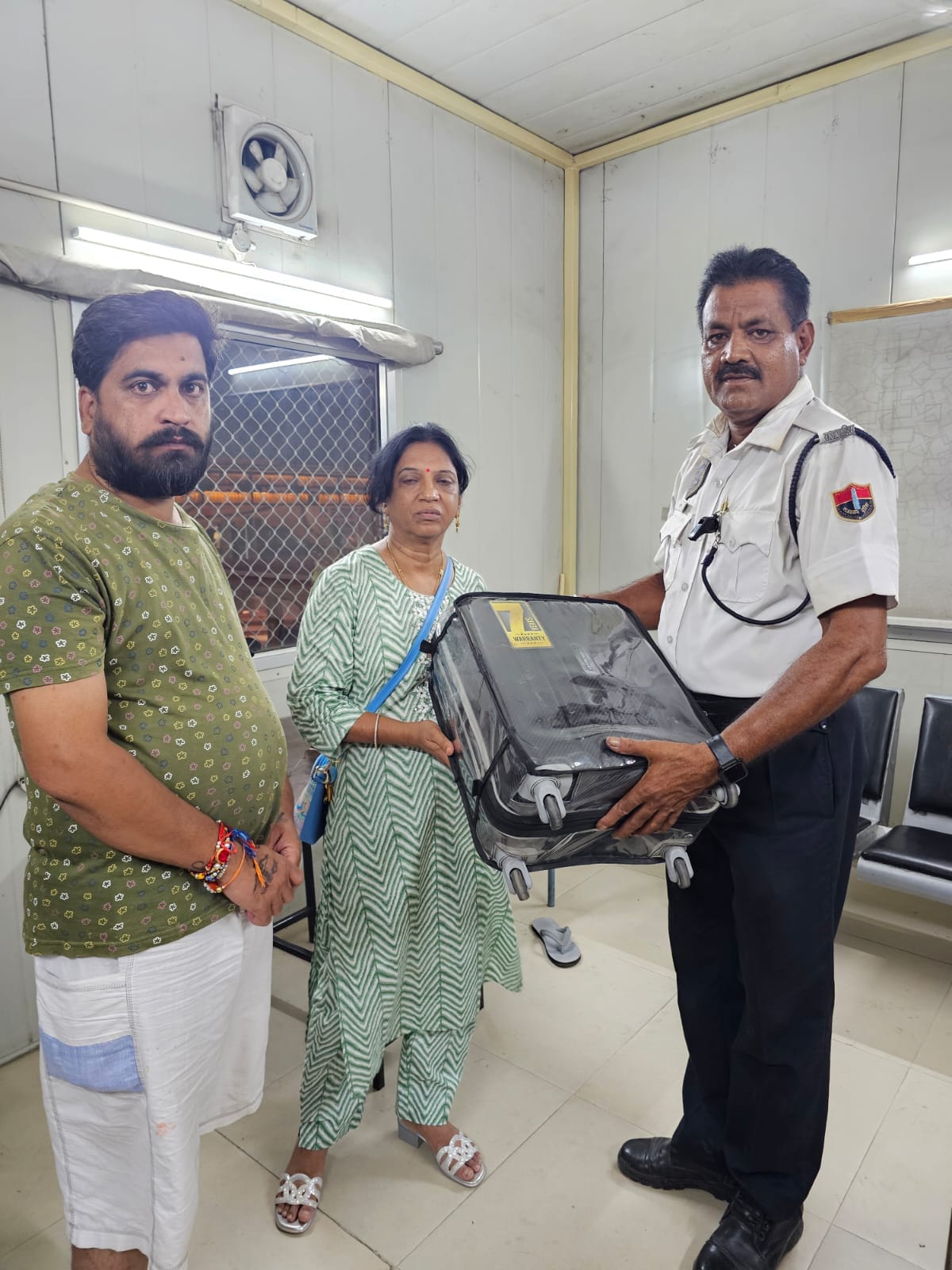 हेड कांस्टेबल अशोक शर्मा की ईमानदारी से 55 वर्षीय महिला को मिला 3.50 लाख का सामान