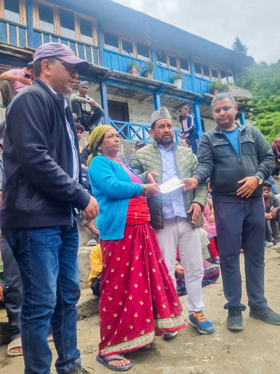 गंगोत्री विधायक आपदा प्रभावितों को सहायता राशि प्रदान करते।