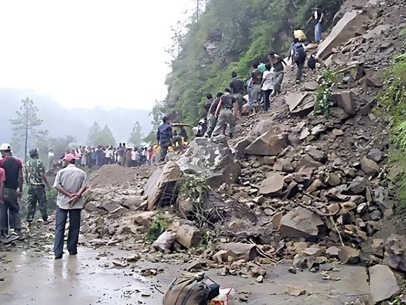 पीओके के गिलगित में बाढ़ से दान्योर नाला और रास्ता क्षतिग्रस्त हो गया।  भूस्खलन के मलबे में कई और लोगों के दबे होने की आशंका है। फोटो-द एक्सप्रेस ट्रिब्यून