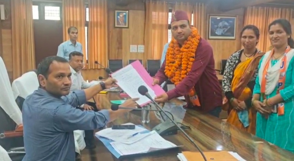 जि.प.अध्यक्ष का नामांकन कराते आनंद सिंह अधिकारी