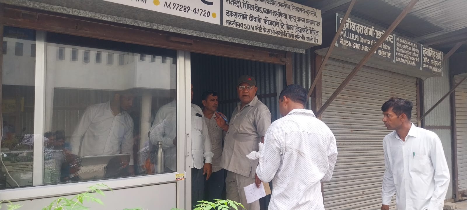 उपमंडल कार्यालय परिसर में छापेमारी करते हुए बिजली निगम की टीम।