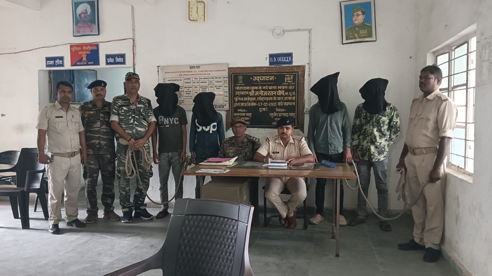 फोटो  अपराधियों से पूछताछ करती पुलिस