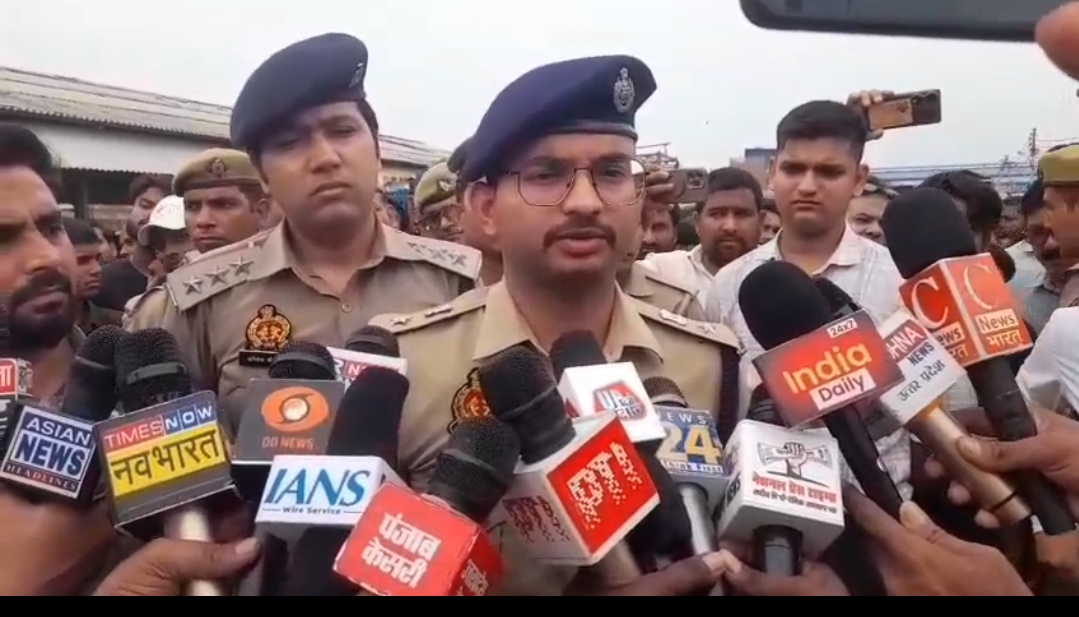 घटना की जानकारी देते डीसीपी