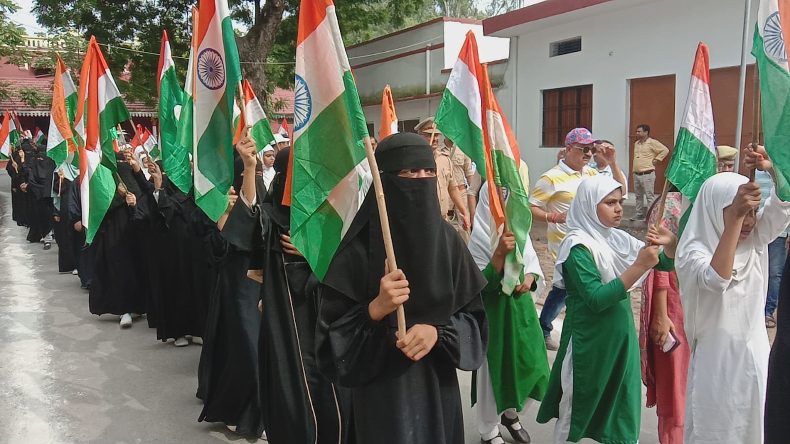 तिरंगा यात्रा में शामिल मुस्लिम महिलाओं का हुजूम