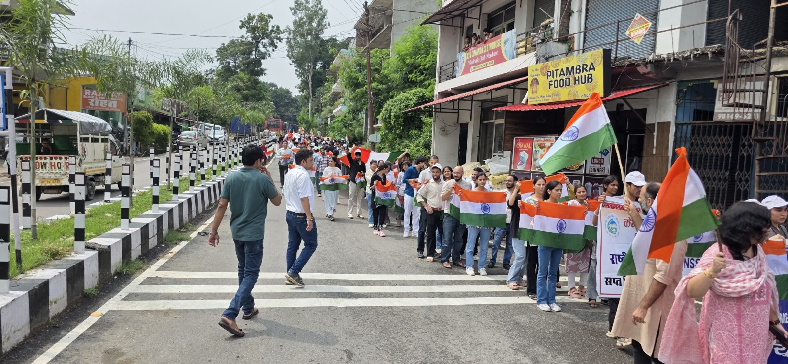 तिरंगा यात्रा निकालते हुए सीयू के छात्र।