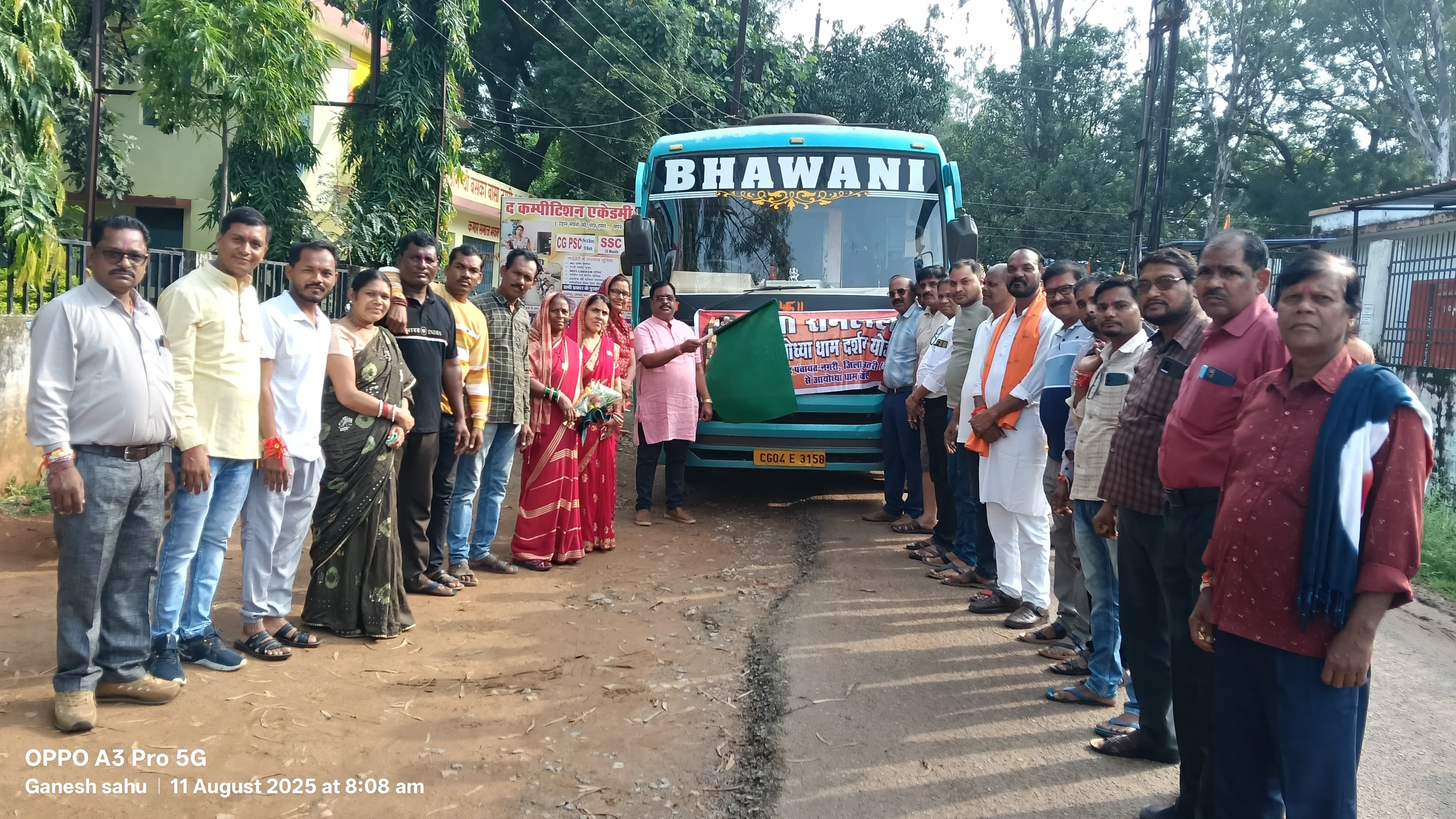 रामलला के दर्शन के लिए रवाना होने से पूर्व खड़े हुए श्रध्दालु।