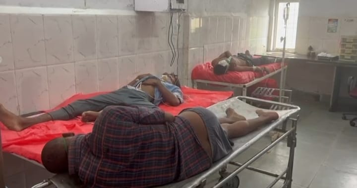 घायलाे का इलाज हाेता