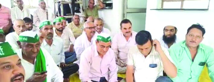 धरना देते किसान