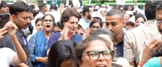 एसआईआर और कथित वोट चोरी के खिलाफ विपक्षी सांसदों का विरोध प्रदर्शन