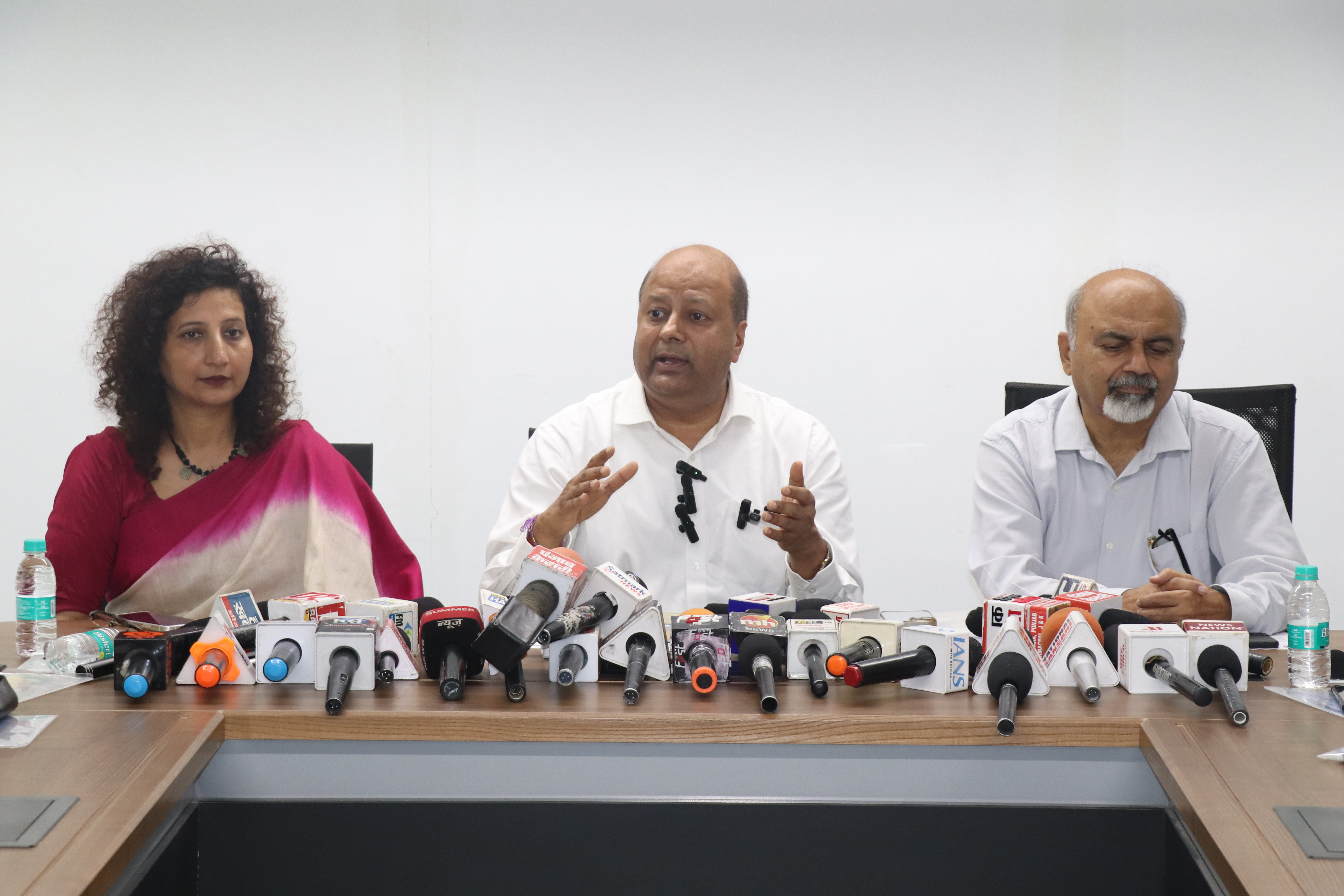 प्रेस वार्ता को संबोधित करते श्री विश्वकर्मा कौशल विश्वविद्यालय के कुलगुरु प्रोफेसर दिनेश कुमार एवं साथ में उपस्थित कुलसचिव प्रोफेसर ज्योति राणा और ग्रीन टेक्नोलॉजी के चेयरपर्सन डॉ.सुनील कुमार गर्ग