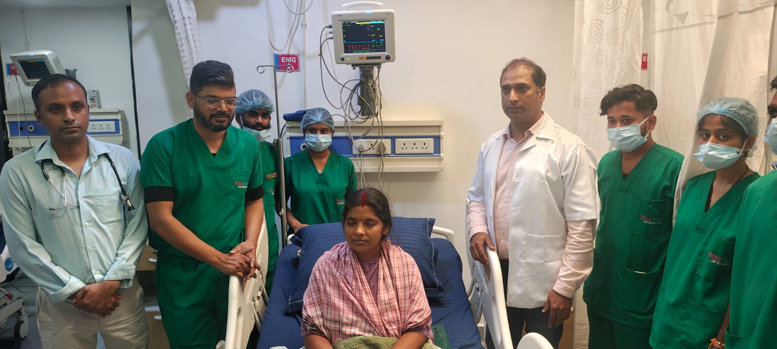 मरीज के साथ चिकित्सकों की टीम मरीज के साथ चिकित्सकों की टीम