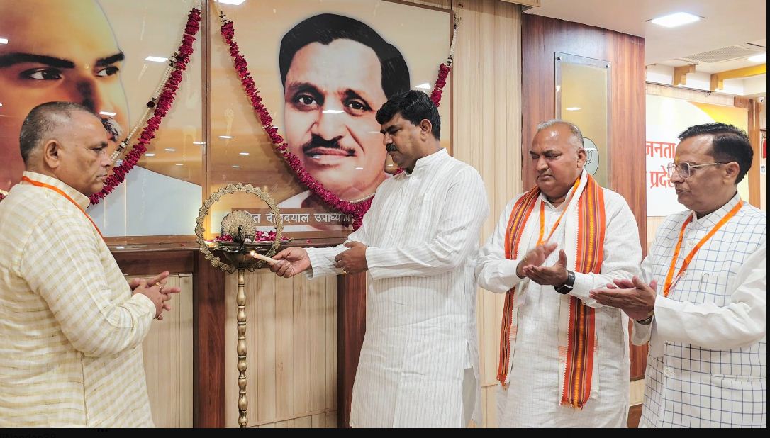 दीप जलाते प्रदेश महामंत्री संगठन धर्मपाल सिंह दीप जलाते प्रदेश महामंत्री संगठन धर्मपाल सिंह