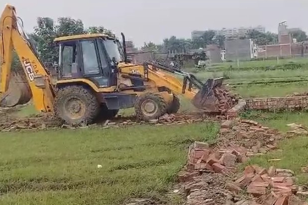 अवैध प्लॉटिंग पर जेसीबी से ध्वस्तीकरण (वीडियो से ली गई फोटो) अवैध प्लॉटिंग पर जेसीबी से ध्वस्तीकरण (वीडियो से ली गई फोटो)