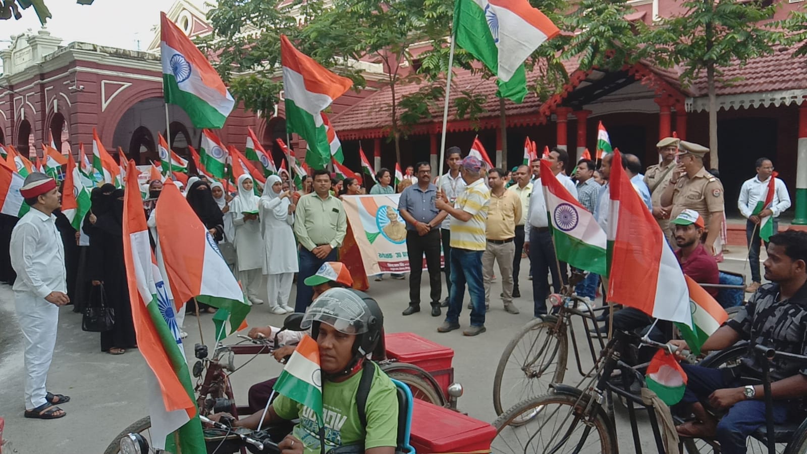 तिरंगा यात्रा में शामिल हुए दिव्यांग साथी