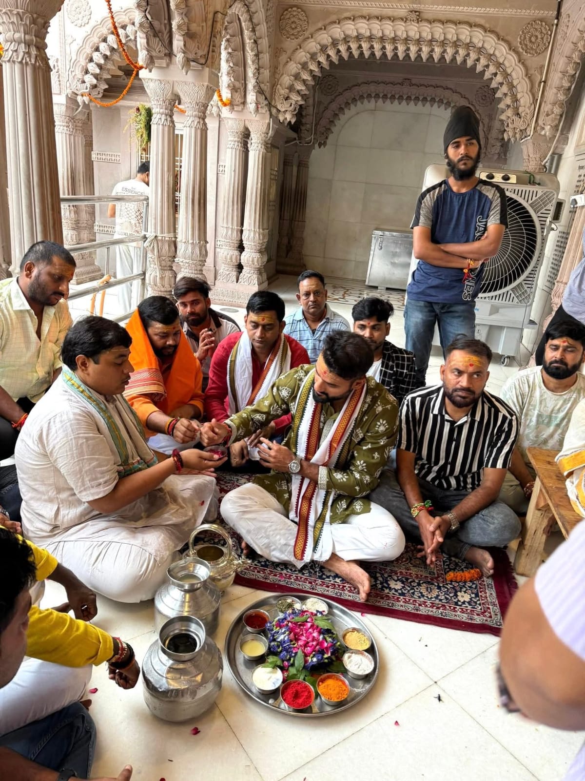 भारतीय तेज गेंदबाज आकाशदीप बाबा विश्वनाथ के दरबार में