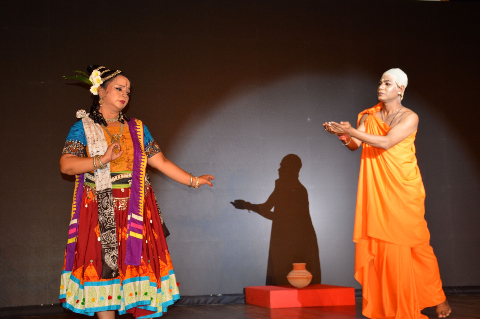 डॉ आंबेडकर इंटरनेशनल सेंटर में आयोजित नृत्यनाटिका का मंचन करते कलाकार